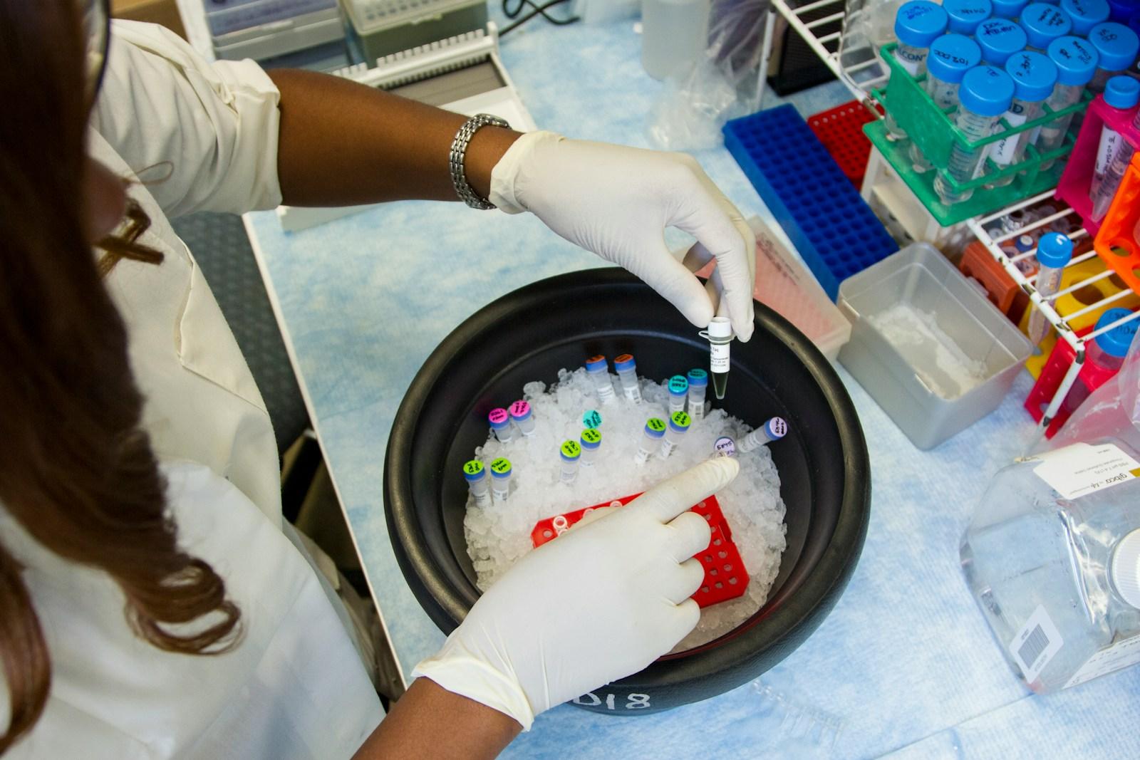 Ricercatrice in laboratorio scientifico durante attività di ricerca