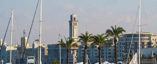 Marina con yacht e imbarcazioni a Bari, Italia