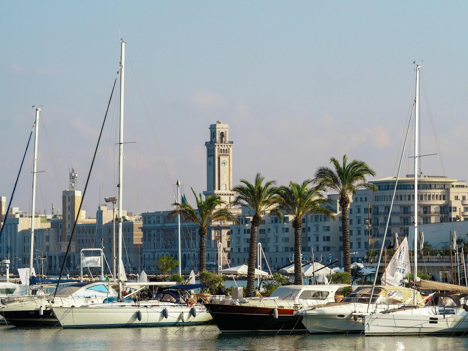 Marina con yacht e imbarcazioni a Bari, Italia